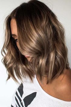 This color and cut is perfect for the summer. Love how the lighter browns and blonde peek out. Brunette Blonde Highlights, Brunette Ombre, Hair 2022, Summer Hair Color For Brunettes, Summer Hair Color, Summer Hair, Light Brown Hair, Kefir