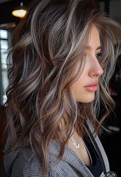 Brown Hair With Silver Highlights, Rambut Brunette, Grey Hair Inspiration, Brunette Hair With Highlights, Silver Hair Color, Dark Hair With Highlights, Blending Gray Hair, Gray Hair Highlights