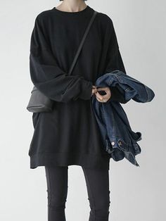 MINIMAL + CLASSIC: Black Loose Longline Sweatshirt | Choies Black Boyfriend, Woman In Black, Black Jumper, Estilo Punk, Sweatshirt Outfit, Looks Black, Black Women Fashion, 가을 패션, Fashion Mode