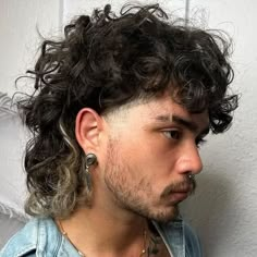 Curly Mullet: 25 Cute Inspos for Your Next Haircut – Svelte Magazine Mullet Ideas, Corte Mullet, Back Layers, Mullet Hairstyles, Long Curly Hair Men