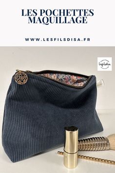 Adoptez une pochette en velours côtelé pour votre maquillage, vos bijoux et autres petits trésors! Un coté sportswear chic pour cette trousse zippée réhaussée d'un joli tissu en coton imprimé fleuri! Découvrez tous les autres coloris dans a boutique en ligne. Fabrication française d'Artisan d'Art. Livraison en France et en Europe. Corduroy Pouch, Duck Blue, Material Selection, Blue Corduroy, Toiletry Storage, Zip Pouch, The Pouch, Everyday Essentials, Grey Blue