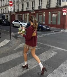 This outfit features a cozy, oversized burgundy sweater paired with a pleated beige mini skirt. The look is accessorized with white crew socks and brown platform heeled ankle boots, perfect for a stylish city stroll.  dress to impress fashion outfit ideas women fashion fall outfits fall aesthetic fall photography back to school outfit winter outfit octuber outfits september outfits nature aesthetic.  #fashion #girlyoutfit #fall #autumn #falloutfits #fallgirlyoutfit #dresstoimpress #chicdresstoimpress #dresstoimpresscoronation #dresstoimpressregencyera #amusementparkdresstoimpress #datenightdresstoimpress #outfitsforfall #outfitinspocasual #fallvibes #dresstoimpresscodes #dresstoimpressideas Knited Sweater, Elegantes Party Outfit, Stile Blair Waldorf, Adrette Outfits, Sandal Tali, Dark Academia Outfits, Academia Outfits, Skandinavian Fashion, Looks Party