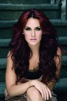 18 Razones por las que deberías teñirte el cabello de morado Pelo Color Borgoña, Pelo Color Vino, Burgundy Hair Dye, Peekaboo Highlights, Hair Color Chocolate, Hair Color Burgundy, Shades Of Burgundy, Super Hair, Burgundy Hair