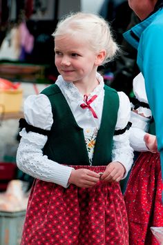 Viehschau Heiden    Girl in traditional dress Appenzell, Switzerland Kind Photo, Costumes Around The World, Native Dress, Genetic Mutation, Carey Mulligan, Kids Around The World, European Girls