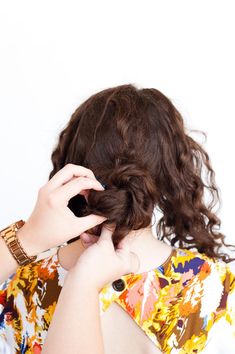 Curly hair updos can be tricky. But this one is easy and cute! This rope twist updo works really well for a casual or fancy occasion, and no one will be the wiser that it only took a few minutes to do. Click through for the step by step instructions on this easy as pie hair tutorial. #hair #hairtutorial #hairdiy #curlyhair Curly Hair Formal Updo, Curly Hair Formal, Updo Diy