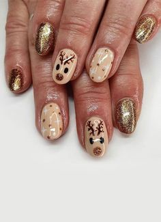 Gold Reindeer Nails, Reigndeer Nails, Winter Gelish Nails, Gold And Nude Christmas Nails, Brown Christmas Nails Short, Acrylic Nail Ideas Winter, Gold Christmas Nails Short, Christmas Nail Art Designs Easy, Winter Gel Nail Designs