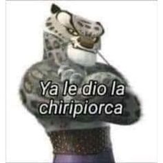 an image of a giraffe with the words ya le dio la chilipiorca