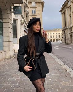 Belted Blazer Outfit, Baret Outfit, Instagram Symbols, Cindy Kimberly, Winter Chic, Paris Outfits, Foto Poses