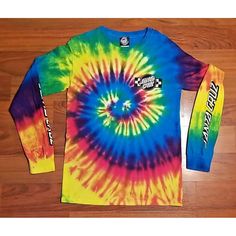 Stand Out From The Crowd With This Santa Cruz Skateboards Original Tie Dye Long Sleeve Logo T-Shirt. The Colorful And Vibrant Pattern Is Perfect For Those Who Want To Make A Statement While Still Feeling Comfortable. Made From High-Quality Cotton Material, This Knit Fabric Type Shirt Is Machine Washable And Suitable For All Seasons. Featuring A Crew Neck And Long Sleeves, This Regular Fit Shirt Is Perfect For Men Who Love To Skate Or Simply Appreciate The Santa Cruz Brand. The Shirt Has A Graphi Santa Cruz Skateboards, Santa Cruz Shirt, Tie Dye Long Sleeve, Unique Outfits, Logo T Shirt, Tshirt Logo, All Seasons, Workout Shirts, Graphic Prints