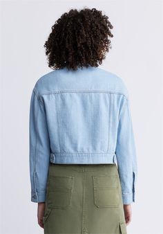 The Teagan is a long-sleeve boxy denim jacket. It shows 2 large flap pockets on the chest and is cropped for the warmer months. The bleached and contrasted wash will give you that vacation feel all summer long.Button closure, spread collar.