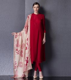 Plane Georget Salwar kamiz with Printed Dupatta.. Get it done at http://mytailor.in/ Wedding Simple Dress, Red Salwar Suit, Simple Dress Casual, Georgette Kurta, Wedding Simple, Casual Outfit Ideas, Indian Look