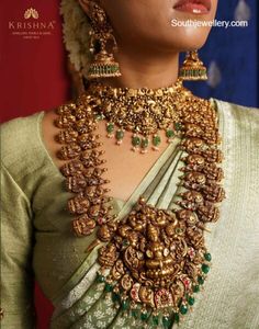 Antique gold bridal nakshi temple jewellery set photo Temple Jewellery Set, Wedding Jewelry Sets Bridal Jewellery, Temple Jewelry Necklace, Indian Wedding Jewelry Sets, Bridal Necklace Designs, Gold Temple Jewellery, Bridal Jewelery, Indian Bridal Jewelry Sets