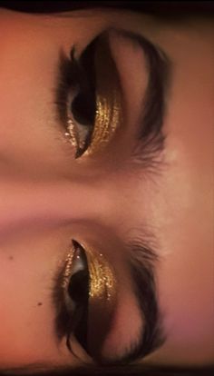 Makeup Pink Eyeshadow, Pink Glossy Lips, Glittery Makeup, Aesthetic Self Care, Cat Eye Look, Gold Makeup Looks, Eyeliner Designs, Gold Eye Makeup