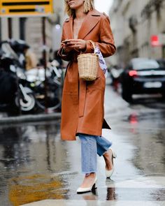 Leather trench coat styled with a straw bucket bag Trent Coat, Street Style 2017, Beige Outfit, Paris Mode, Moda Paris, Plaid Outfits, Autumn Outfits, French Chic, Minimal Chic