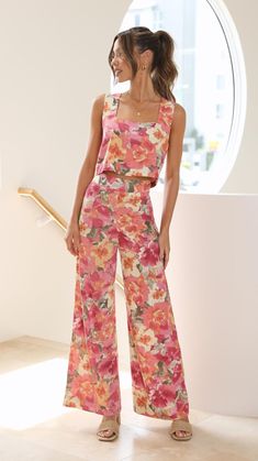 Make a statement in this two-piece set. This dreamy floral set take any outfit to the next level. They are the perfect piece to style for your next brunch with friends. Mode Costume, Suspenders Set, Vacation Wear, Floral Squares, Colored Pants, Pantalon Large, Floral Pants, Relaxed Style, Square Neck