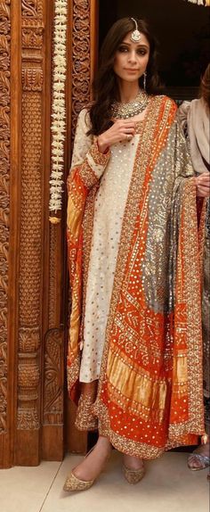 Bunto Kazmi, Plain Kurti Designs, Mehendi Outfit, Mehendi Outfits, Pakistani Couture, Bridal Dresses Pakistan, Casual Indian Fashion, Simple Pakistani Dresses