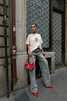 Oversized Trendy Outfits, Maxi Dress And Boots Outfit, Chic Oversized T-shirt For Fall, Chic Oversized T-shirt, Chic Crew Neck T-shirt For Streetwear, Chic Oversized Crew Neck T-shirt, Chill Office Outfits, T Shirts Outfits For Women, Women’s Street Wear