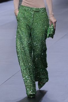 TENDENZE MODA PRIMAVERA ESTATE 2023 Outstanding Outfits, Holy Chic, Outfit Primavera, Sequin Pants, Simply Chic, Mode Inspiration, Party Fashion, Look Chic