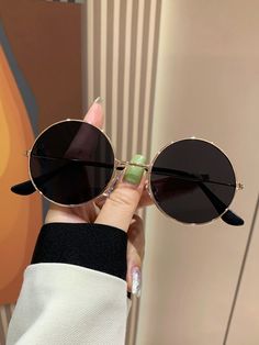 Pretty Sunglasses, Retro Fashion Women, Round Sunglasses Women, Latest Mens Fashion, Retro Women, Oval Sunglasses, Men Vintage, Eyewear Accessories