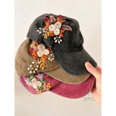 "Floral Buzz" Embroidered Baseball Cap Welcome to the sophisticated world of "Floral Buzz" - a baseball cap embroidered, where femininity meets the vibrancy of nature. Each hat is a handcrafted masterpiece, with delicate chrysanthemums and vivid bee images, creating a perfect combination of style and nature. Material: The hat is made from high quality fabric, ensuring comfort and breathability in all situations. Style and Design: Can be adjusted to fit all head sizes, providing comfort and flexi Custom Embroidered Cap One Size Fits Most, Embroidered Visor Snapback Hat, Custom Embroidered Baseball Cap, Vintage Embroidered Curved Bill Hat, Vintage Embroidered Hat With Curved Bill, Embroidered Hats Ideas, Bee Images, Hand Embroidery Tutorial, Denim Hat