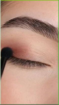 Eyeshadow makeup tutorial for beginners 😍✨ Makeup Brown Eyeshadow, Eye Makeup Brown, Brown Smokey Eye Makeup, Almond Eye Makeup, Fall Makeup Trend, Smokey Eye Makeup Look, Brown Girls Makeup, Natural Makeup Tips