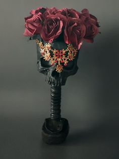 The skull vase with burgundy artificial flowers and a gold necklace is a bold and unconventional decor piece that exudes a sense of mystery and sophistication. The juxtaposition of the skull vase with the deep burgundy flowers creates a striking visual contrast, while the addition of the gold necklace adds a touch of glamour and opulence. This ensemble is perfect for those looking to make a statement with their home decor, blending elements of the macabre with a hint of luxury. Unconventional Decor, Skull Vase, Vase Noir, Grand Vase, Burgundy Flowers, Black Skull, Red Necklace, Deep Burgundy, Black Skulls