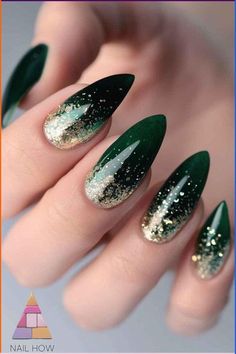 27+ Gorgeous Dark Green Fall Nail Designs that is Trending Now Dark Green Acrylic Nails, Dark Green Nails Ideas, Green Fall Nail Designs, Green Nails Ideas, Green Christmas Nails, Sparkle Nail Designs, Emerald Nails, Gold Acrylic Nails, Green Acrylic Nails