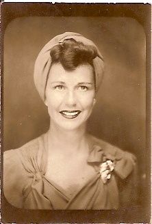 vintage booth photo Pretty Woman Classy Fashion Hat Dress Brooch Makeup sexy 1940s Photos, Blithe Spirit, Vintage Photo Booths, 1940s Hairstyles, Fashion 1940s, Brooch Dress, Photobooth Pictures, Portrait Vintage, Pierre Balmain