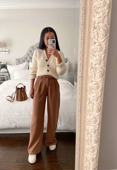 Petite Hack for wearing long pants with sneakers Dress Pants Fall Outfit, Dress Down Dress Pants, Trouser Pants Outfits Winter, Casual Outfit With Dress Pants, Flat Pants Outfit, Office Clothes With Sneakers, Trousers And Tennis Shoes, Professional Outfit Sneakers, Wide Leg Trouser With Sneakers