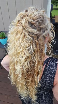 Wavy Curly Half Up Half Down, Half Updo Curly Hairstyles, Bridesmaid Half Up Half Down Hair Naturally Curly, Wedding Hair Down Curly Natural, Hairstyle Curls Wedding, Natural Curly Hair Half Up, Natural Curl Half Up Half Down Wedding, Wedding Hairstyles Natural Curls, Wispy Bridesmaid Hair