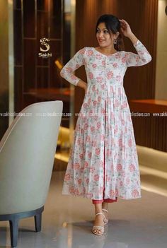 Slitted Churidar Designs, Cotton Dress Pattern Indian Neck, Rayon Kurtis Design, New Model Churidar Designs, Chudidhar Models For Stitching, Beautiful Winter Outfits, Long Kurta Designs, Dress Designs For Stitching, Cotton Dress Pattern