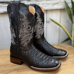 BS-300 Pitón Imitación Negro - Botas Vaqueras Exoticas para Hombre - Botas Vaqueras de Piton Grabado Cowboy Boots For Men, Western Boots For Men, Python Skin, Cowboy Outfits, Mens Cowboy Boots, Python Print, Boots For Men, Leather Skin, Cowboy Boot