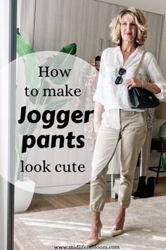 Styling Joggers For Work, Outfit Ideas Linen Pants, How To Wear Jogger Pants, How To Style Joggers For Women Casual, Styling Joggers Women, Khaki Joggers Outfit Women, How To Style Joggers For Women, Dressy Jogger Pants Outfit, How To Style Joggers