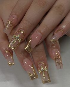 Golden Wedding Nails, Birthday Nails Glam, Detailed Christmas Nails, Golden Birthday Nails, Golden Chrome Nails, Gold Charm Nails, Gold Chrome Nails Designs, Mafia Nails, Gold Nail Set