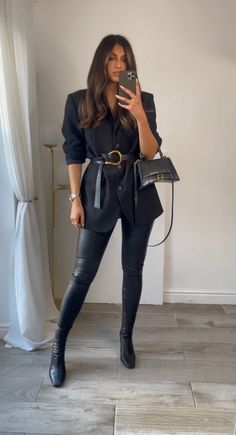 Black Blazer Outfits For Women Parties, Las Vegas Fall Outfit Ideas, Dresses For Prom Short, Short Dress With Boots, Short Dresses Party Night, Leather Pants Outfit Night, Chic Outfits Edgy, Outfits Leggins, Happy Hour Outfit