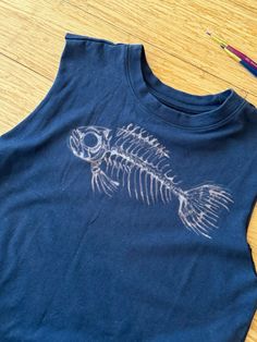 diy bleach painted shirt craft of fish bones 🐟 Painted Bleach Shirts, Spider Man Bleach Shirt, Shark Bleached Shirt, Rib Cage Shirt Diy Bleach, Spiderweb Bleach Shirt, Dye Painting On Fabric, How To Put Print On Shirt, Designs To Paint On Shirts, Bleach Art Hoodies