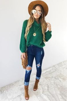 Green Sweater Jeans Outfit, Emerald Green Shirt Outfit, Emerald Green Outfit, Green Sweater Outfit, Green Shirt Outfits, Fall Boots Outfit, Winter Capsule, Outfit Mujer, Ootd Ideas