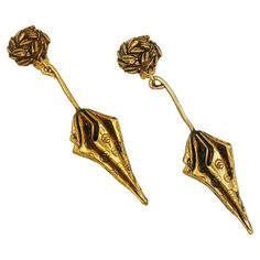 Attributed to CHANTAL THOMASS vintage antiqued gold toned resin dangling earrings (clip-on) featuring umbrellas. Unmarked. Indicative measurements : height approx. 10.6 cm (4.17 inches) / max. width 2.5 cm (0.98 inch). Material : Gold tone resin / Gold tone metal hardware. NOTES - This is a preloved vintage item, therefore it might have imperfections. - Colors may differ slightly from actual product appearance due to differences in lighting conditions. - As a buyer, you are fully responsible for Luxury Vintage Jewelry With Dangling Charms, Vintage Clip-on Dangle Earrings, Vintage Charm Metal Dangle Earrings, Vintage Metal Dangle Clip-on Earrings, Vintage Dangle Chandelier Clip-on Earrings, Chantal Thomass, Vintage Umbrella, Earrings For Sale, Dangling Earrings