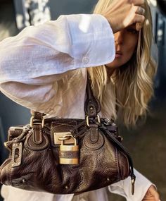 #leather #bag #aesthetic #style #fashion #highfashion #stressedenglishwoman #winter #cold #katemoss Chloe Purse, Brown Bag, Stockholm Fashion, Alexa Chung, Brown Bags, Kate Moss