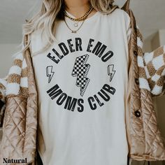 a woman wearing a t - shirt that says elder emo moms club on it