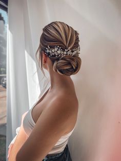 Bride Hairstyle, Bun Hairstyle, Penteado Cabelo Curto, Bougainvillea, How To Make Hair, Bride Hairstyles, Bun Hairstyles, Wedding Dresses, Hair Styles