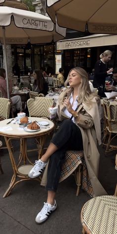 Weekend In Paris Outfits, Paris Winter Outfit Parisian Style, Eurotrip Outfits, Adidas Outfits, Mum Style, Looks Adidas, Adidas Samba Outfit, Samba Outfit, Adidas Sambas