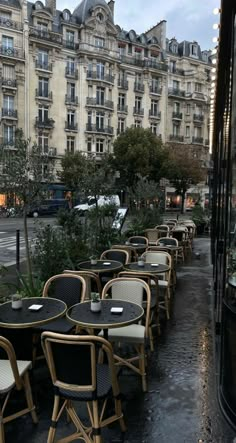 tables and chairs are lined up outside in the rain