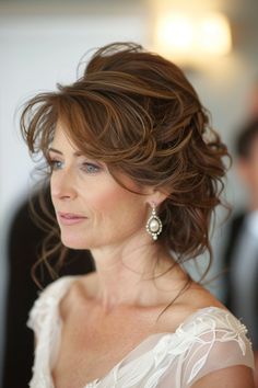 17 Simple & Stunning Hairstyles for the Mother of the Bride - NeedleStar Bride Short Hair, Mother Of The Bride Looks, Bridal Party Hair