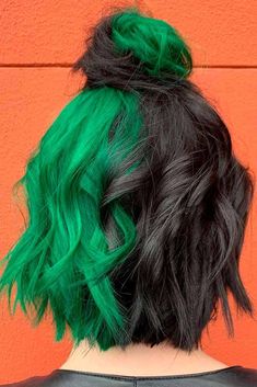 Green Hair Ideas, Green Hair Color Ideas, Parted Hair, Green Hair Color, Healthy Superbowl, Two Toned Hair, Split Dyed Hair, Snacks Appetizers, Hair Streaks