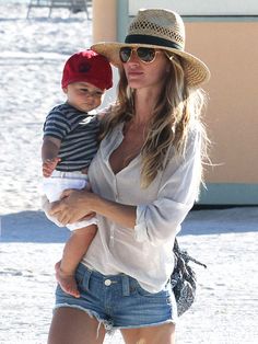 i would like to think i'll look like this when momming it up on the weekends in 10 years Beachy Chic, Gisele Bündchen, Gisele Bundchen, Mommy Style, Mama Style, Vogue Australia, Wearing A Hat, Looks Chic