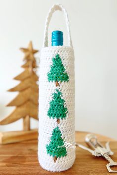 A Christmas crochet wine bottle holder in festive colors and pine trees, designed for the winter season with pine tree inspiration, perfect as a handmade gift or gift bag for wine bottles. Crochet Wine Bottle Holder, Wine Bag Pattern, Wine Cover, Crochet Wine, Christmas Wine Bottle Covers, Bottle Cozy, Bottle Cozies, Christmas Wine Bottles, Wine Bottle Covers