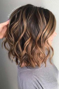 Current Haircuts, Medium Haircut, Rambut Brunette, Wavy Layers, Haircut Inspiration, Penteado Cabelo Curto, Brown Blonde Hair, Medium Hair Cuts, Shoulder Length Hair