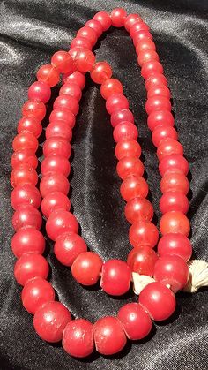 Unique and exceptional large red necklace in authentic glass paste dating from the 18th century with a very beautiful period wear patina. Genuine barter beads. Total length of the necklace 76cm. Red Necklace, Murano Glass, 18th Century, Patina, Period, Gems, Bathing Beauties, Electronic Accessories, France