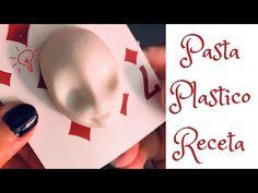 a person holding up a white plastic object in their hand with the words pasta plastico receta on it